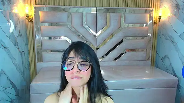 Snapshot of zoe_r_ chatting on October 10, 2025, 3:18 am zoe r  online show from October 10, 2025, 3:18 am