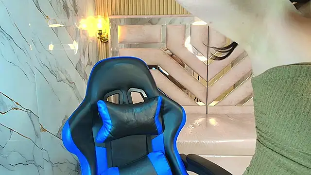 Snapshot of zoe_r_ chatting on October 9, 2025, 3:07 am zoe r  online show from October 9, 2025, 3:07 am