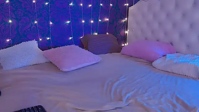 Snapshot of CherrRoses chatting on November 15, 2025, 4:33 pm CherrRoses online show from November 15, 2025, 4:33 pm