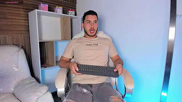 Snapshot of Axel_grey_ chatting on October 4, 2025, 12:28 pm Axel grey  online show from October 4, 2025, 12:28 pm