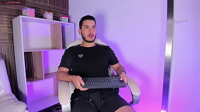 Snapshot of Axel_grey_ chatting on October 16, 2025, 12:13 pm Axel grey  online show from October 16, 2025, 12:13 pm