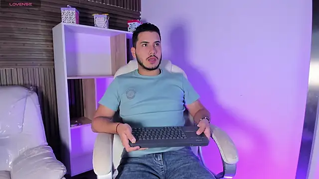 Snapshot of Axel_grey_ chatting on October 11, 2025, 12:17 pm Axel grey  online show from October 11, 2025, 12:17 pm