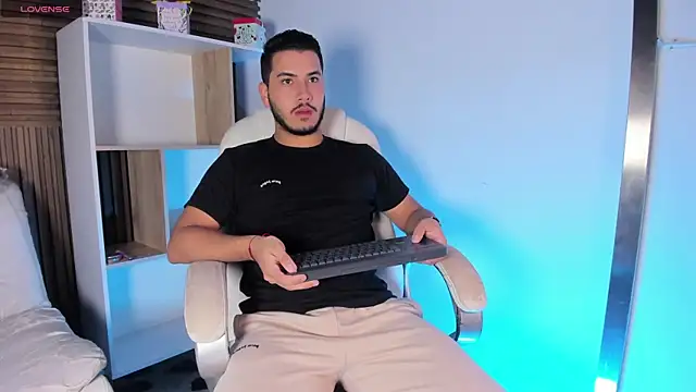 Snapshot of Axel_grey_ chatting on October 12, 2025, 11:55 am Axel grey  online show from October 12, 2025, 11:55 am