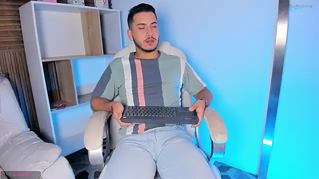 Snapshot of Axel_grey_ chatting on September 25, 2025, 12:11 pm Axel grey  online show from September 25, 2025, 12:11 pm