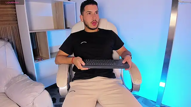 Snapshot of Axel_grey_ chatting on October 3, 2025, 12:28 pm Axel grey  online show from October 3, 2025, 12:28 pm