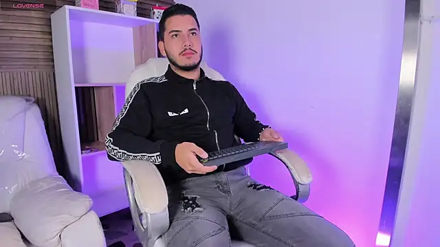 Snapshot of Axel_grey_ chatting on October 10, 2025, 12:17 pm Axel grey  online show from October 10, 2025, 12:17 pm