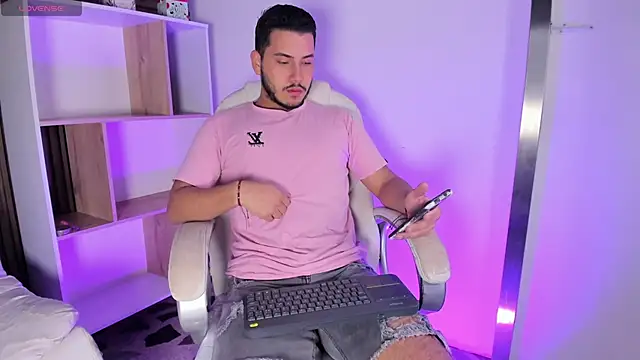 Snapshot of Axel_grey_ chatting on October 15, 2025, 12:24 pm Axel grey  online show from October 15, 2025, 12:24 pm