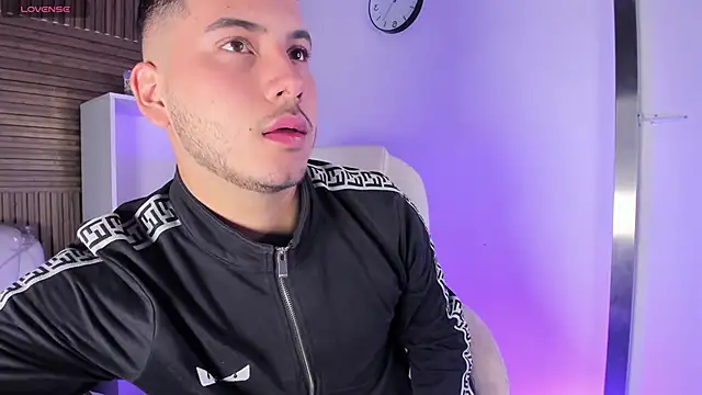 Snapshot of Axel_grey_ chatting on October 17, 2025, 12:18 pm Axel grey  online show from October 17, 2025, 12:18 pm