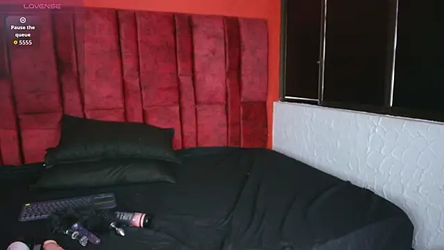 Snapshot of LilithVibe_ chatting on February 18, 2026, 6:37 pm LilithVibe online show from February 18, 2026, 6:37 pm