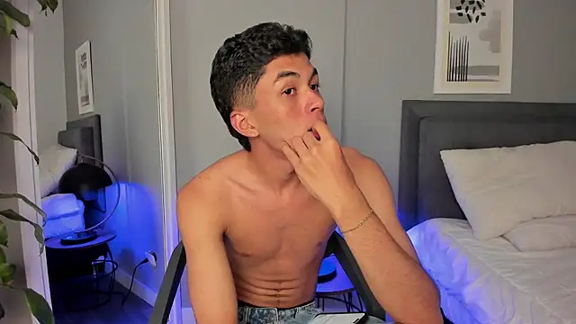 Snapshot of Tylerffoxx chatting on October 10, 2025, 8:09 pm Tylerffoxx online show from October 10, 2025, 8:09 pm