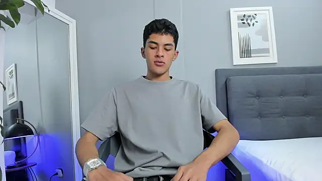 Snapshot of Tylerffoxx chatting on October 27, 2025, 8:21 pm Tylerffoxx online show from October 27, 2025, 8:21 pm