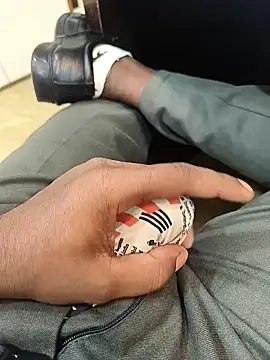 Snapshot of hotboy43339 chatting on September 28, 2025, 8:43 am hotboy43339 online show from September 28, 2025, 8:43 am