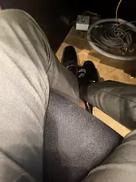 Snapshot of hotboy43339 chatting on October 27, 2025, 9:21 am hotboy43339 online show from October 27, 2025, 9:21 am