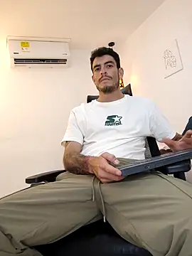 Snapshot of damian_bull chatting on October 17, 2025, 7:15 pm damian bull online show from October 17, 2025, 7:15 pm