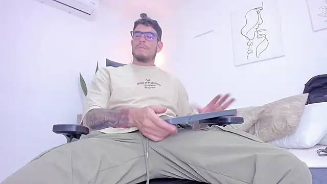 Snapshot of damian_bull chatting on October 28, 2025, 7:57 pm damian bull online show from October 28, 2025, 7:57 pm