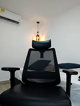 Snapshot of damian_bull chatting on September 25, 2025, 8:15 pm damian bull online show from September 25, 2025, 8:15 pm