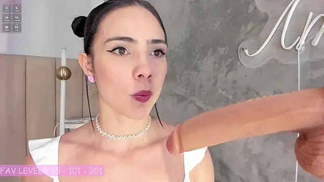 miamonroee  online show from September 23, 2025, 10:33 am