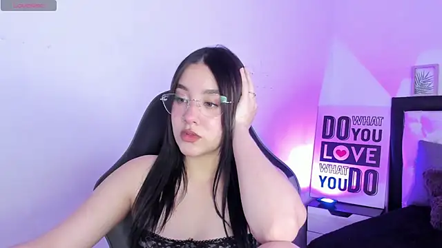 Snapshot of KimGarces chatting on September 19, 2025, 8:24 pm KimGarces online show from September 19, 2025, 8:24 pm