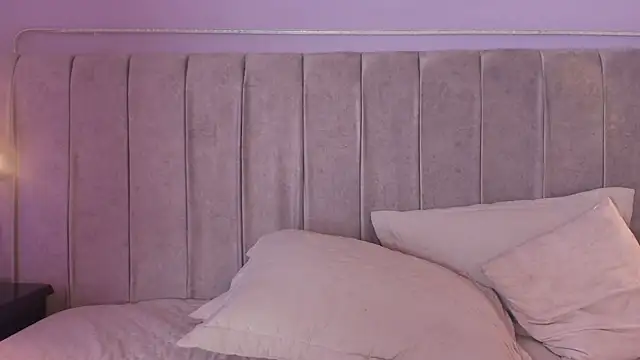 Larra Scott  online show from September 28, 2025, 8:10 am