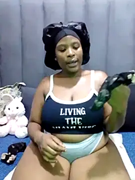 Snapshot of MrsMxx25 chatting on October 31, 2025, 8:05 pm MrsMxx25 online show from October 31, 2025, 8:05 pm