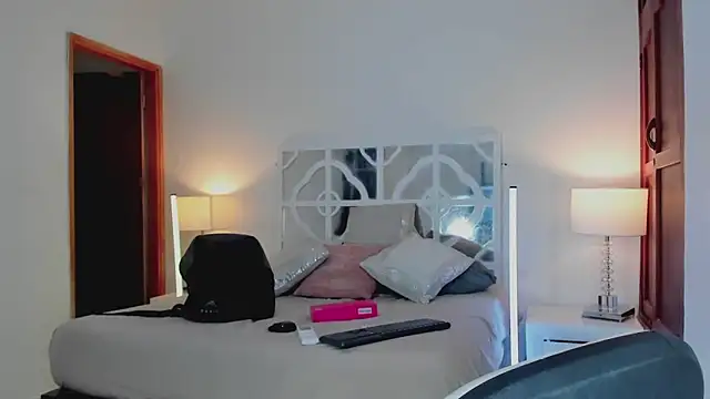 Snapshot of MikaelaStone chatting on February 4, 2026, 12:44 pm MikaelaStone online show from February 4, 2026, 12:44 pm