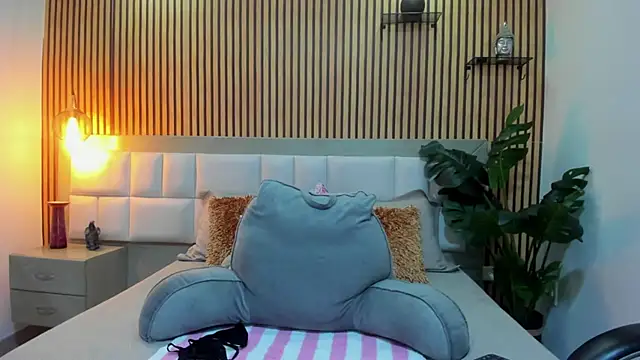 Snapshot of KattyBonnie chatting on October 1, 2025, 8:13 pm KattyBonnie online show from October 1, 2025, 8:13 pm