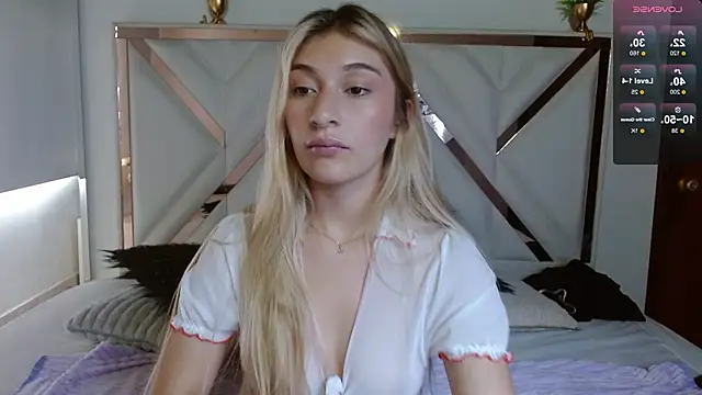 SophiaaLee online show from November 17, 2025, 4:44 pm