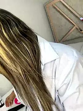 Snapshot of ashley-swift- chatting on September 17, 2025, 5:31 am ashley-swift- online show from September 17, 2025, 5:31 am