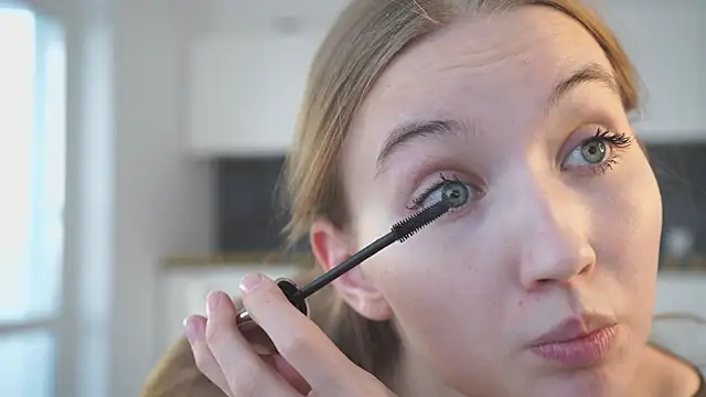 Snapshot of HenriettaCoppinger chatting on October 25, 2025, 8:57 am HenriettaCoppinger online show from October 25, 2025, 8:57 am