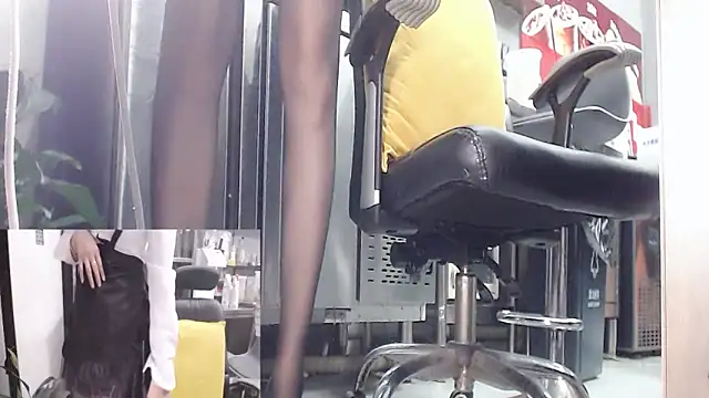 Snapshot of Eileen-L chatting on October 1, 2025, 9:03 am Eileen-L online show from October 1, 2025, 9:03 am