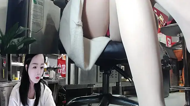 Eileen-L online show from November 3, 2025, 11:47 am