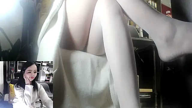 Snapshot of Eileen-L chatting on October 28, 2025, 12:59 pm Eileen-L online show from October 28, 2025, 12:59 pm