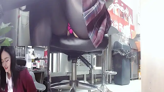 Snapshot of Eileen-L chatting on October 24, 2025, 1:48 am Eileen-L online show from October 24, 2025, 1:48 am