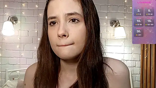 Honeey Beee online show from December 14, 2025, 4:23 pm