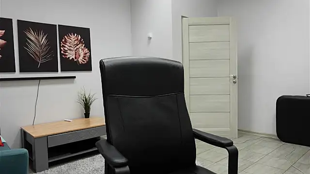 Laura Chaplin online show from November 6, 2025, 5:39 pm