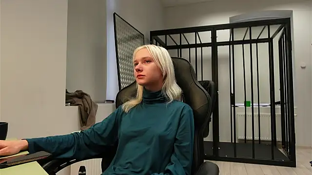 Laura Chaplin online show from September 27, 2025, 5:46 am