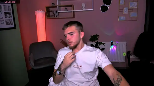 Snapshot of aron_black_ chatting on October 29, 2025, 8:19 pm aron black online show from October 29, 2025, 8:19 pm