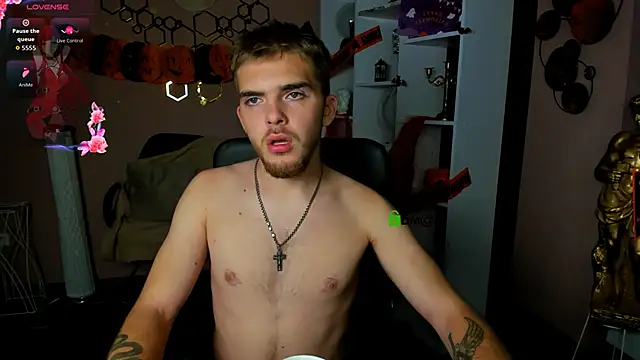 Snapshot of aron_black_ chatting on October 31, 2025, 9:43 pm aron black online show from October 31, 2025, 9:43 pm