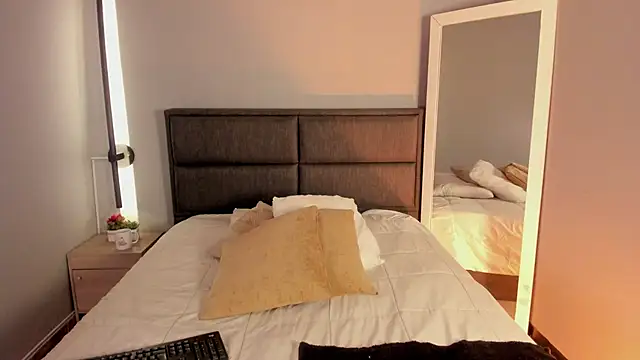 Emma  clark  online show from March 31, 2026, 12:29 pm