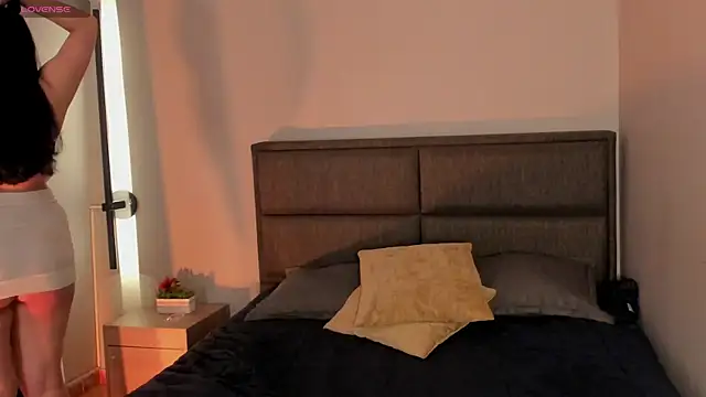 Emma  clark  online show from April 14, 2026, 12:21 pm