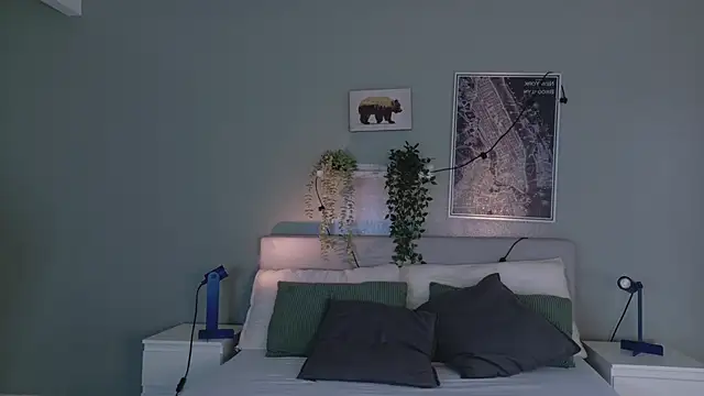 Nickifox   online show from December 15, 2025, 7:31 pm