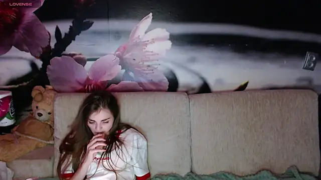 Snapshot of MandyMils chatting on October 19, 2025, 8:33 pm MandyMils online show from October 19, 2025, 8:33 pm