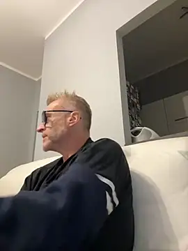 Axl hot online show from September 26, 2025, 7:43 pm