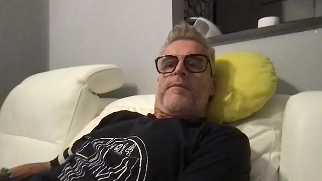 Snapshot of Axl_hot chatting on June 11, 2026, 9:34 pm Axl hot online show from June 11, 2026, 9:34 pm