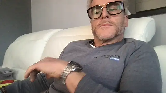 Snapshot of Axl_hot chatting on February 23, 2026, 2:17 pm Axl hot online show from February 23, 2026, 2:17 pm