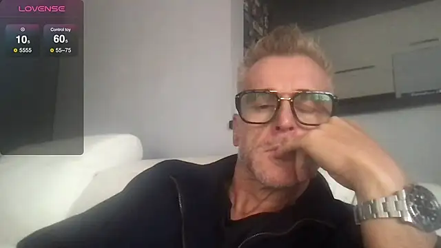 Axl hot online show from September 27, 2025, 12:33 pm