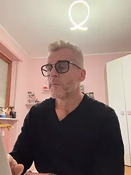 Snapshot of Axl_hot chatting on March 3, 2026, 11:28 am Axl hot online show from March 3, 2026, 11:28 am