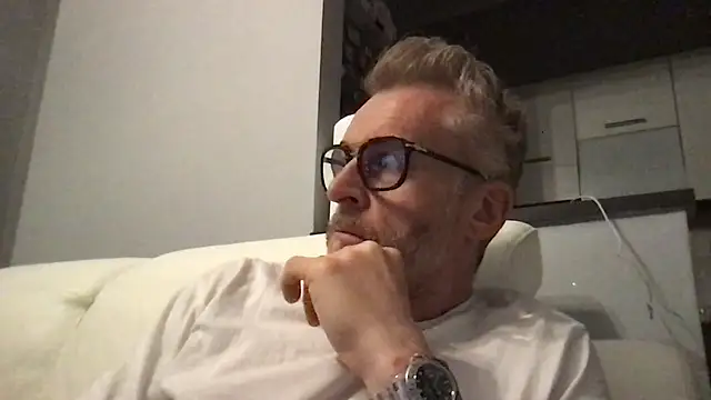 Axl hot online show from April 12, 2026, 6:22 pm