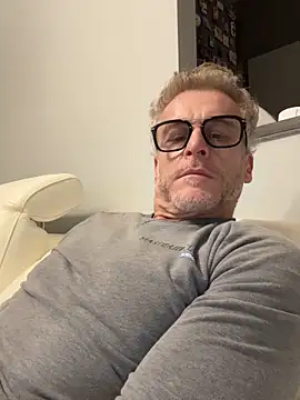 Snapshot of Axl_hot chatting on February 18, 2026, 11:23 pm Axl hot online show from February 18, 2026, 11:23 pm