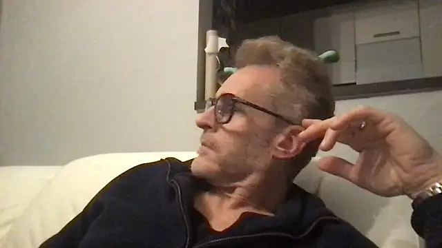 Snapshot of Axl_hot chatting on February 10, 2026, 8:08 pm Axl hot online show from February 10, 2026, 8:08 pm